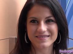 18-jähriges Gör wichst ihn bei der Autofahrt