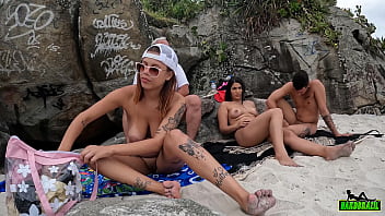 Uma galera bem descontraida na praia naturista de Abricó no Rio de Janeiro